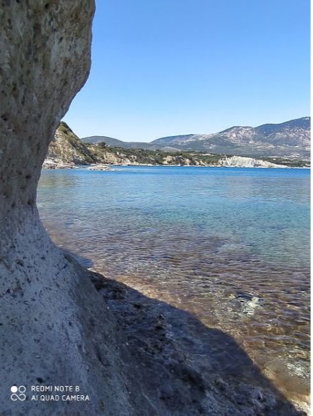 Σπηλιά στο γραφικό ακρωτήρι Λιάκας στα Σπαρτιά – Δείτε τις υπέροχες εικόνες