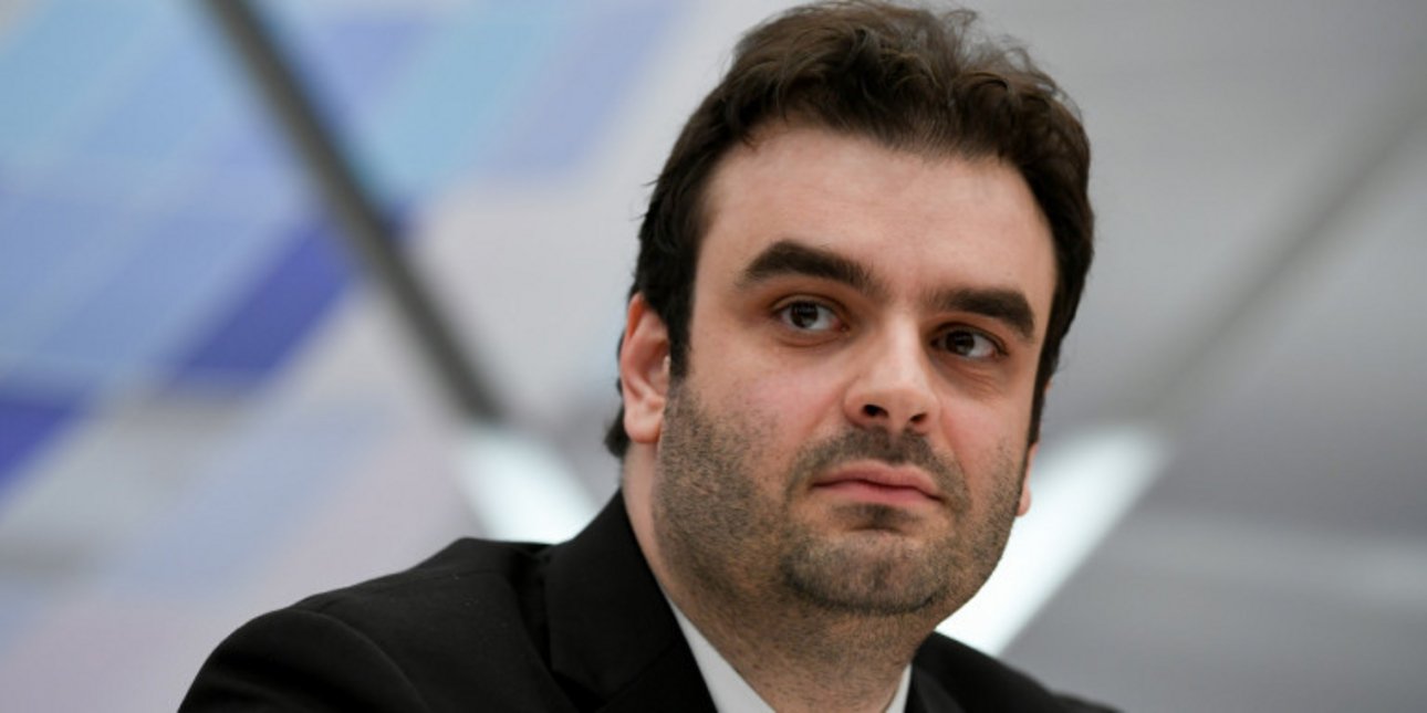 Το Politico εκθειάζει τον Πιερρακάκη για το Gov.gr και τη στρατηγική εμβολιασμών
