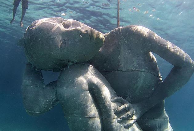 Υποβρύχια γλυπτά προκαλούν δέος –Εντυπωσιακές εικόνες από το βυθό