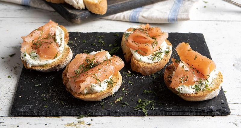 Crostini με τυρί κρέμα και σολομό