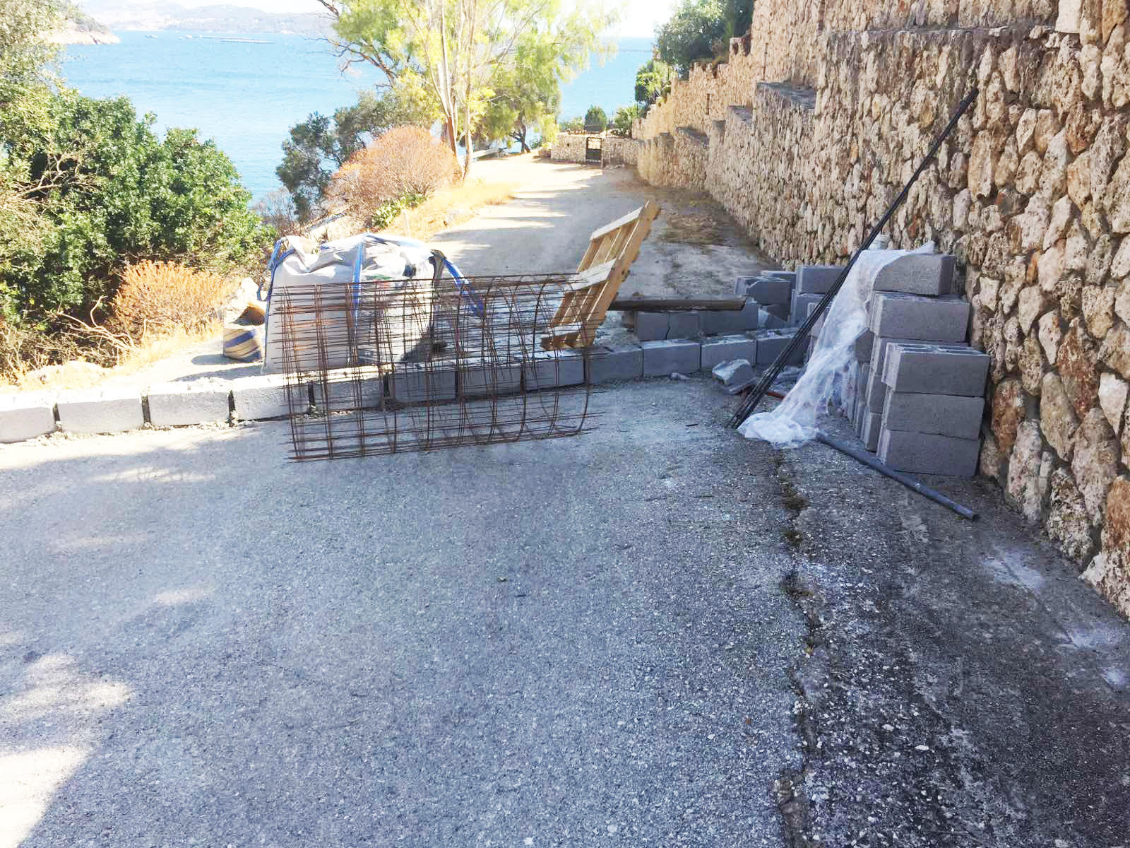 Εκλεισαν τον δρόμο στα Φάρσα …χτίζοντας τοίχο!