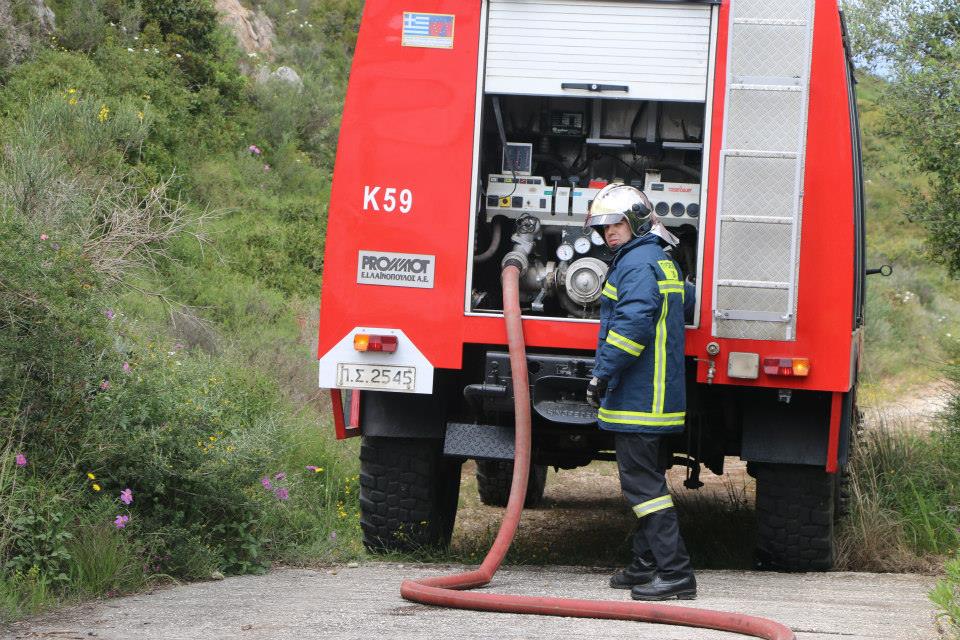 Φωτιά μικρής έκτασης στο δρόμο της Κρανιάς – Άμεση επέμβαση της πυροσβεστικής