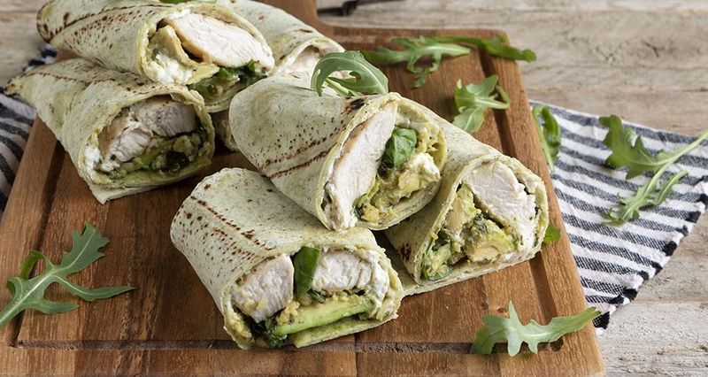 Burritos με κοτόπουλο και σάλτσα πέστο από τον Άκη Πετρετζίκη