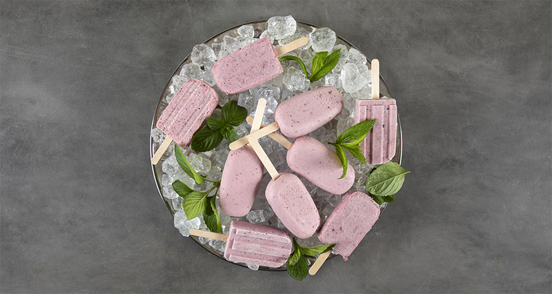 Popsicles με γιαούρτι και κεράσια από τον Άκη Πετρετζίκη