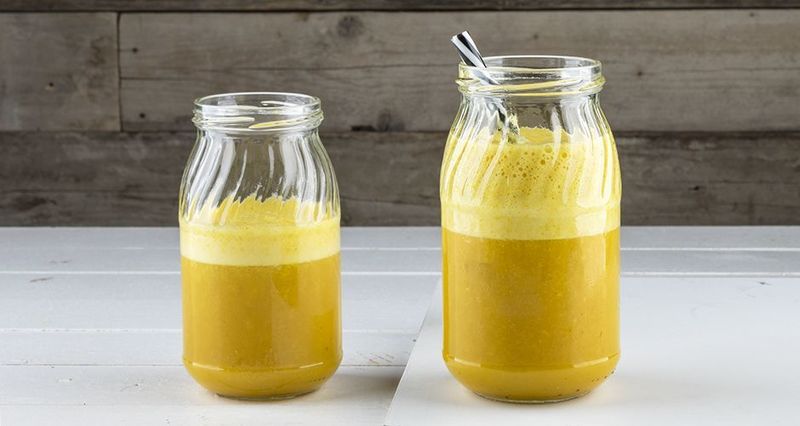 Smoothie με ανανά και κουρκουμα από τον Άκη Πετρετζίκη