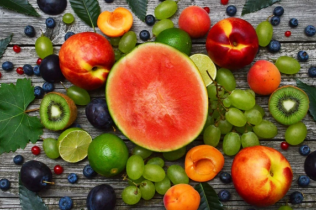 Καύσωνας: Δέκα φρούτα που θα σας κρατήσουν ενυδατωμένους