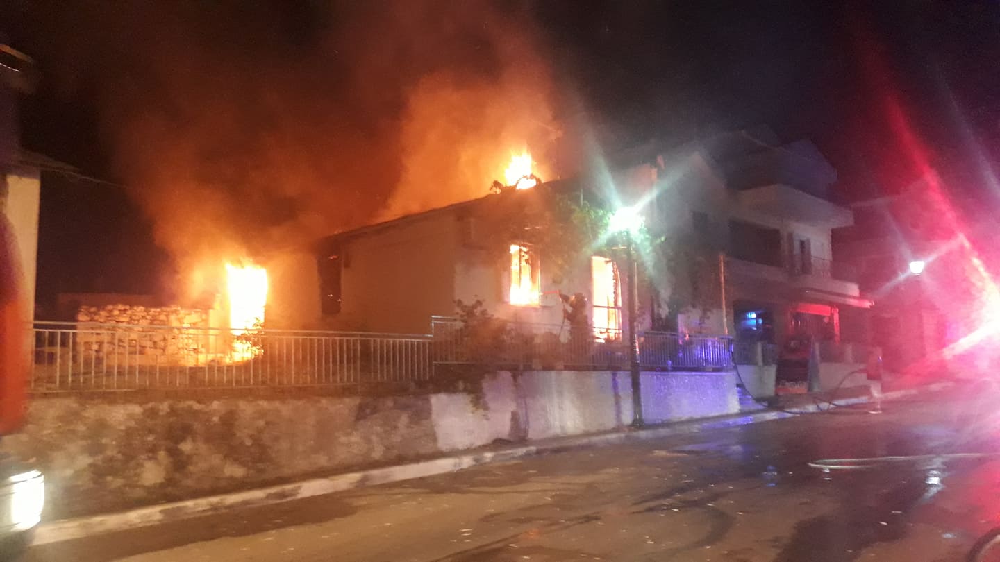 Κεφαλονιά: Σπίτι πήρε φωτιά στη Σάμη (βίντεο)