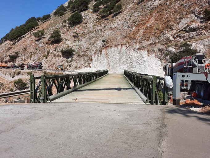 Κεφαλονιά: Συμπολίτης μας περνάει πάνω από την ανοιχτή γέφυρα στο Χειμωνικό (βίντεο)