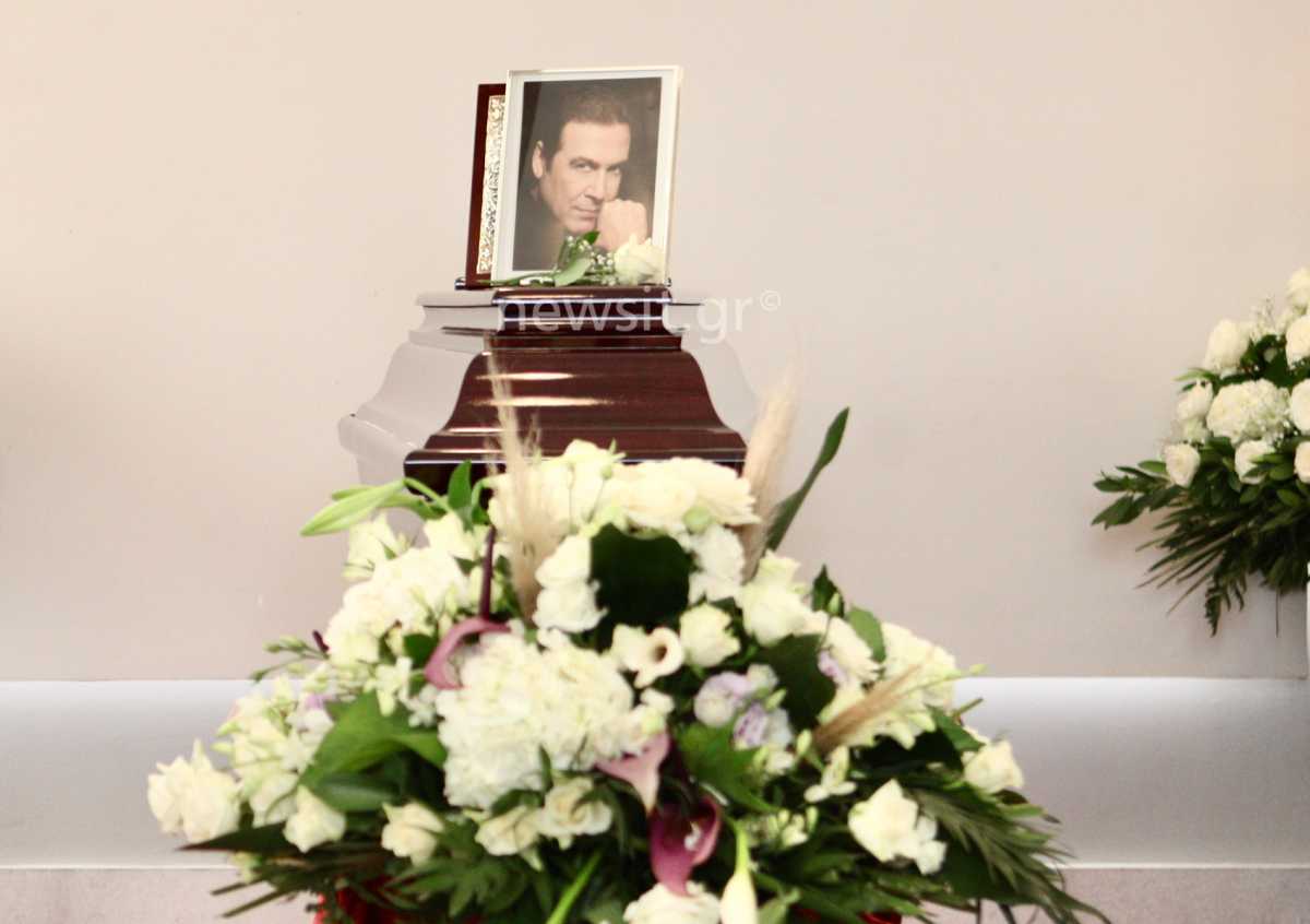 Κηδεία Τόλη Βοσκόπουλου: Τελευταίο αντίο στον «πρίγκιπα» του λαϊκού τραγουδιού