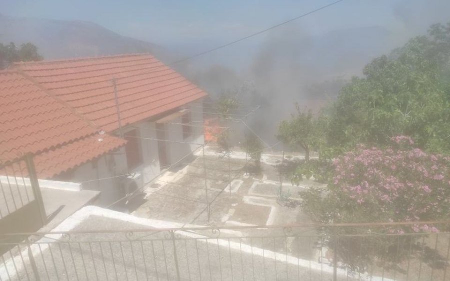 Μέσα στο Καπανδρίτι οι φλόγες της φωτιάς - Ισχυρή δύναμη της Πυροσβεστικής - 7 αεροσκάφη στη μάχη (εικόνες/video)