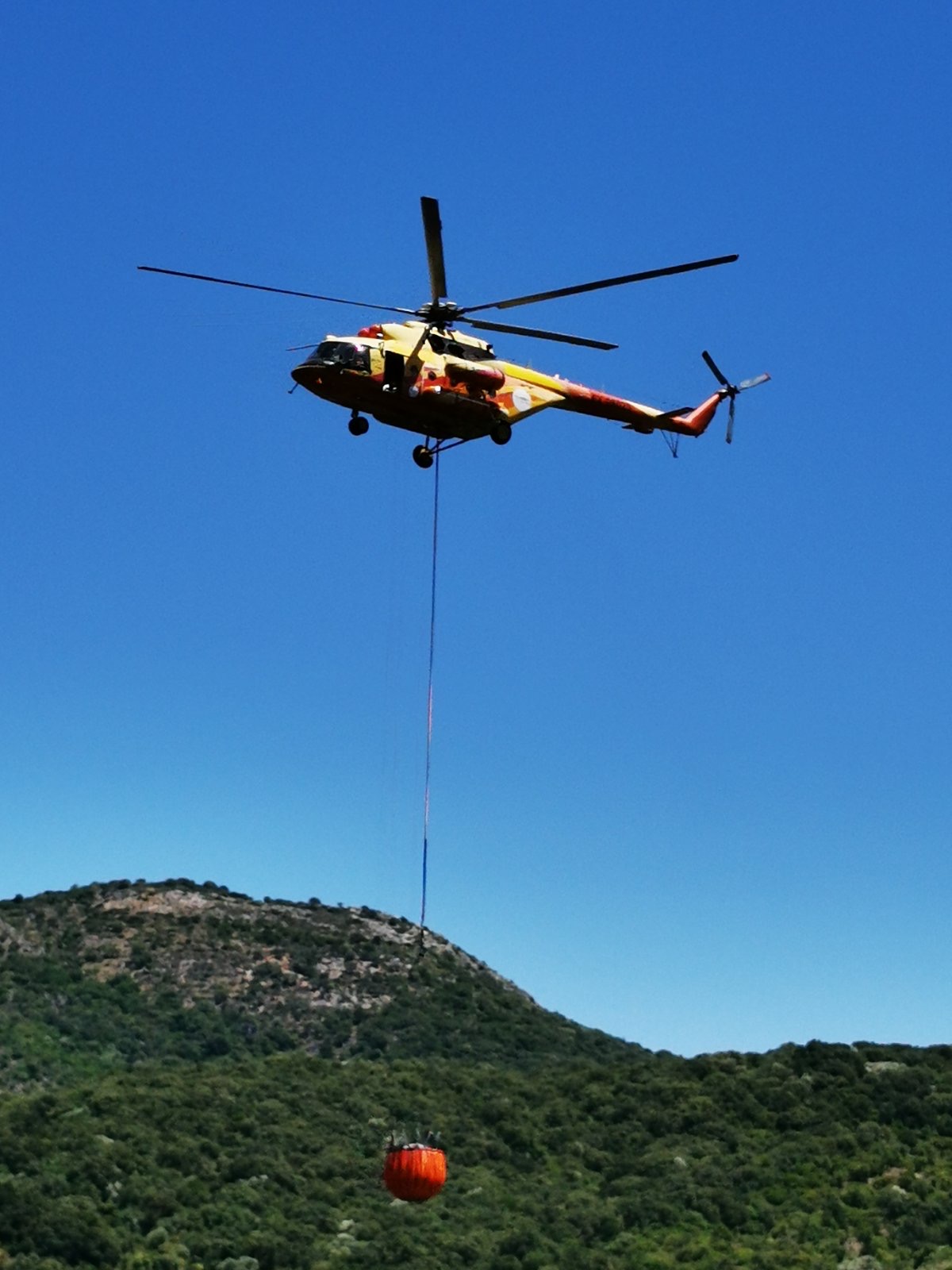 Μεγαλώνει η φωτιά στα Καμπιτσάτα – Ισχυροί άνεμοι και υψηλή θερμοκρασία δεν είναι σύμμαχοι [εικόνες]