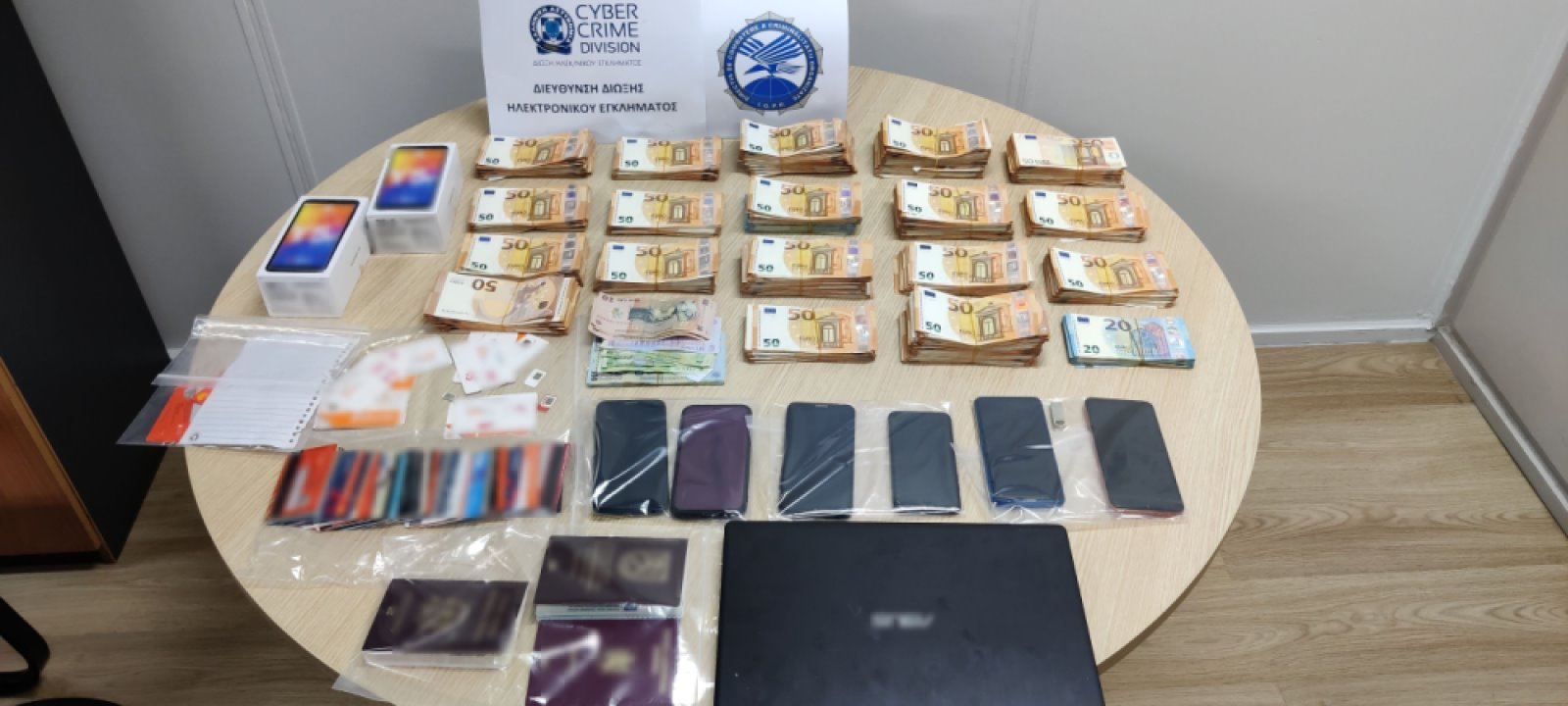 Ντοκτορά στις διαδικτυακές απάτες είχε η εγκληματική οργάνωση που εξάρθρωσε η αστυνομία