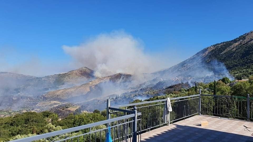 Όλες οι δυνάμεις της Πυροσβεστικής σε Ελειό και Πρόννους  Στο σημείο ο Σταύρος Τραυλός