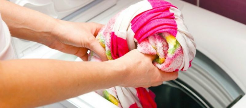 Ρούχα που ξέβαψαν στο πλυντήριο; – Το κόλπο για να τα επαναφέρετε