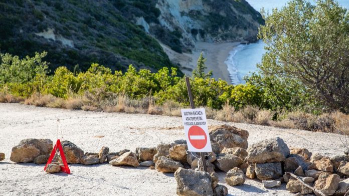40 χρόνια μετά το νόμο Τρίτση περί ελεύθερης πρόσβασης στον Αιγιαλό το Κορώνι παραμένει κλειστό