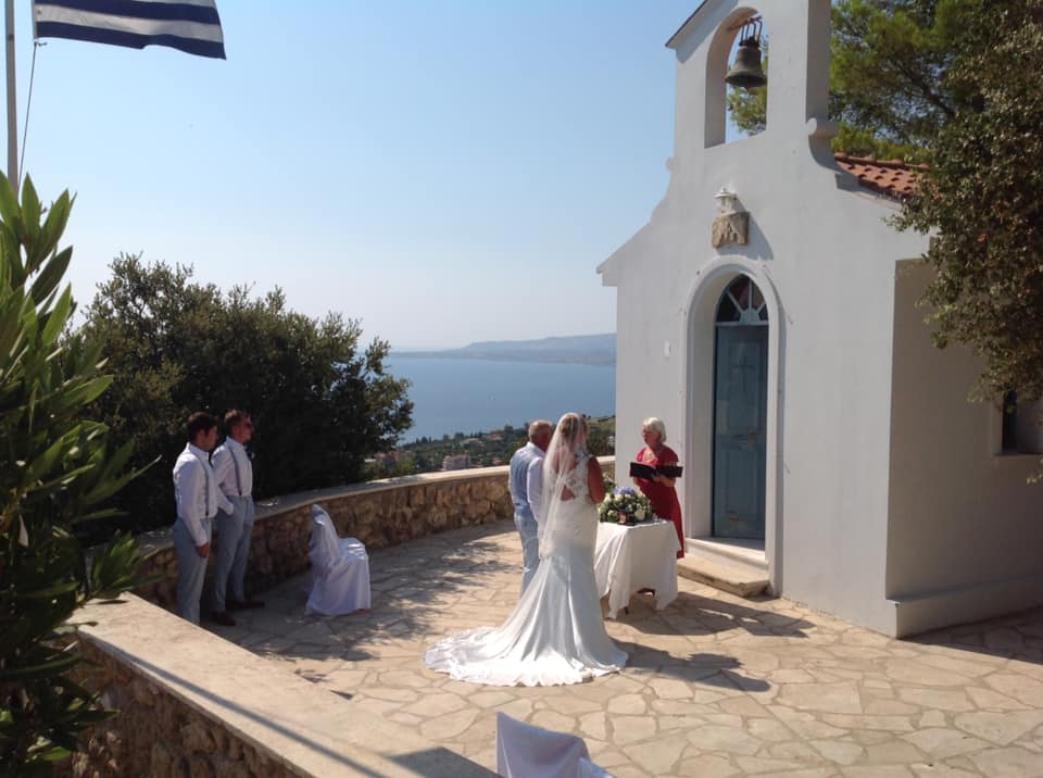 Ένας ακόμη υπέροχος γάμος στο εκκλησάκι του Άγιου Χριστόφορου