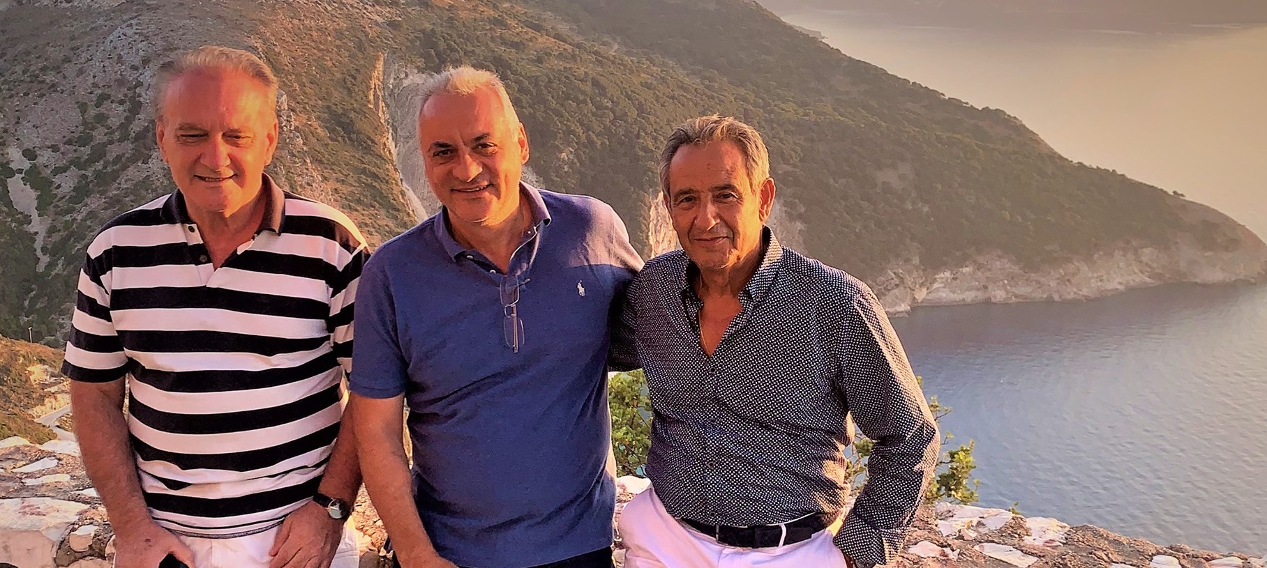 Ένας Κεφαλονίτης και δύο Κρητικοί λάτρεις της Κεφαλονιάς ποζάρουν με θέα τον Μύρτο [εικόνα]