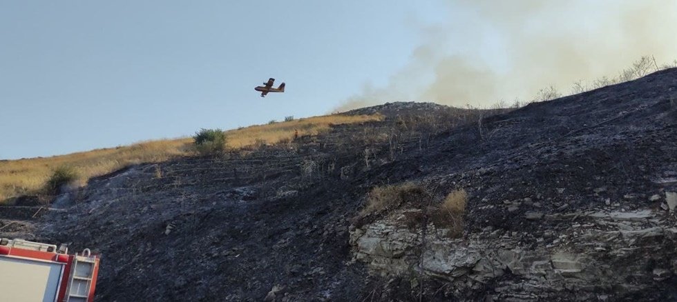Έπεσε το πυροσβεστικό αεροσκάφος PZL της Κεφαλονιάς που επιχειρούσε σε φωτιά στη Ζάκυνθο [βίντεο]