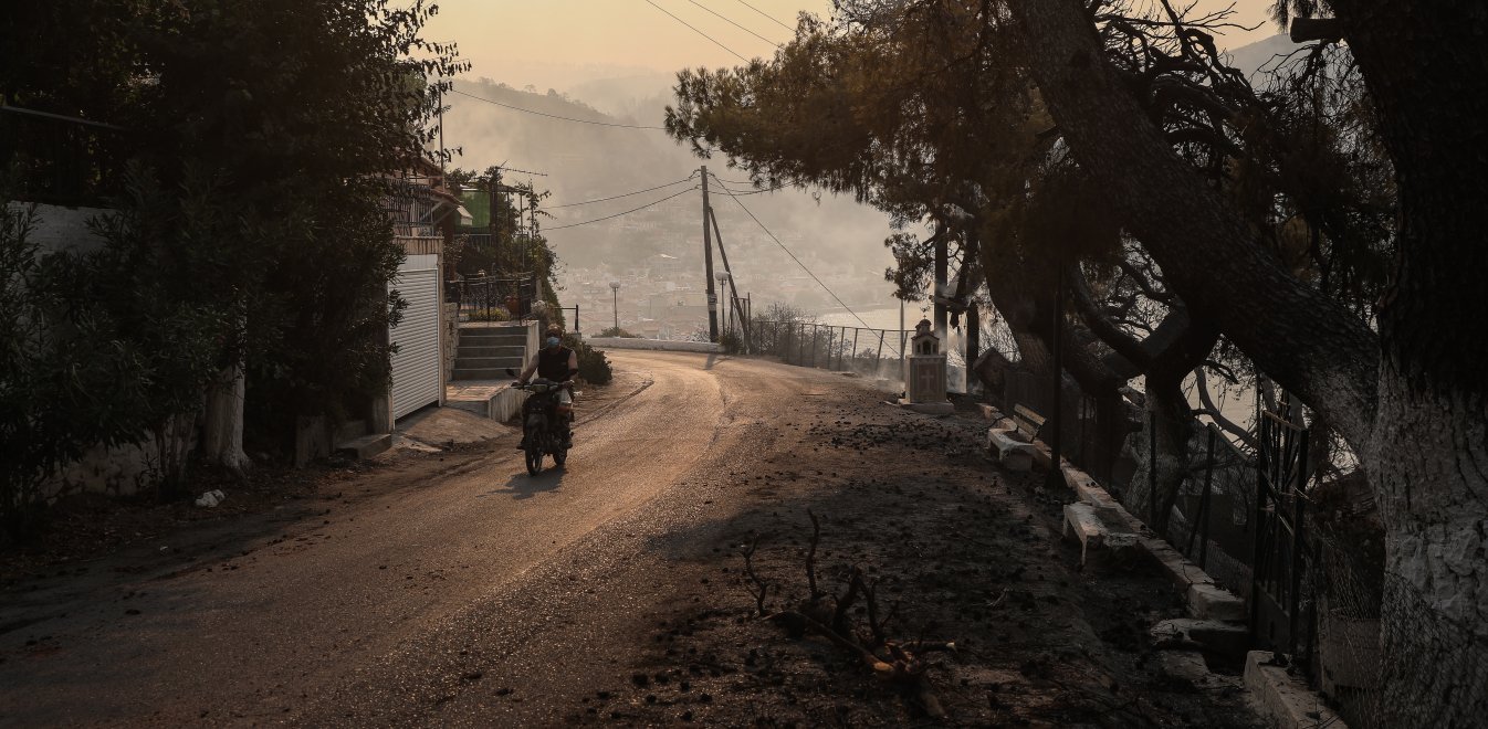 Φωτιά στην Εύβοια – 112: Εντολή για εκκένωση από Γαλατσάδες, Καματριάδες και Μηλιές