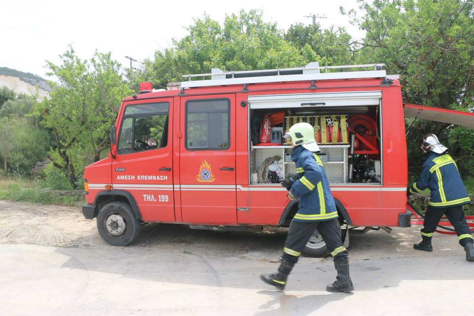 Φωτιά στο προαύλιο του πρώην θηλέων του Αργοστολίου