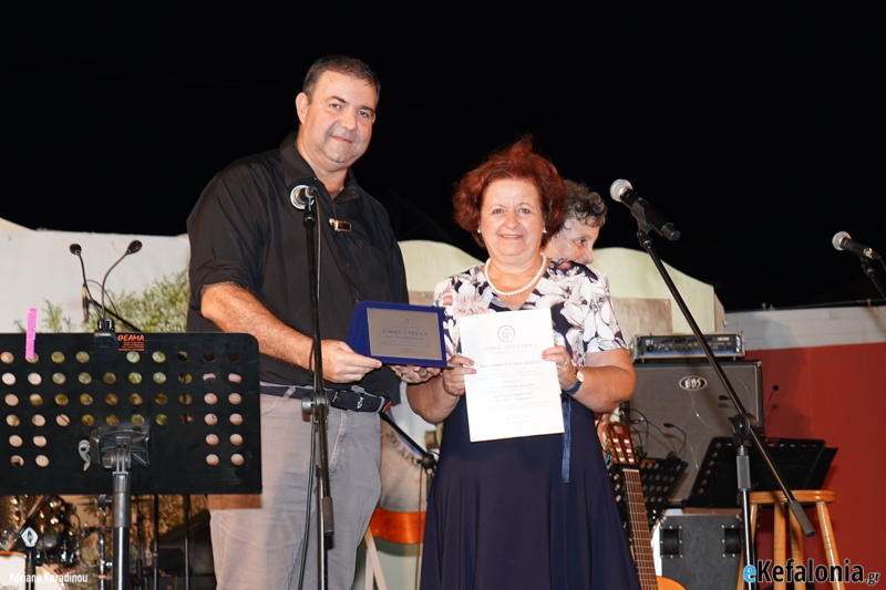 Η Αθανασία Κακαβά ανακηρύχθηκε Επίτιμη Δημότισσα Ληξουρίου – Συναυλία αφιέρωμα στον Αντώνη Καλογιάννη με τα Καραβιωτάκια [εικόνες +βίντεο]