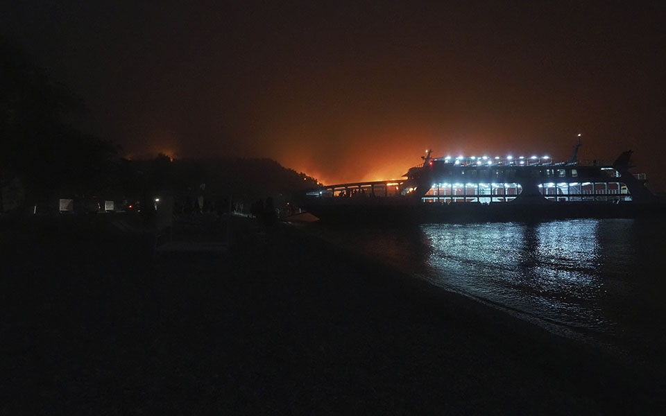 Μάχες χωρίς ανάσα σε Θρακομακεδόνες, Βαρυμπόμπη και Μαλακάσα – Νέο μήνυμα για εκκένωση περιοχών