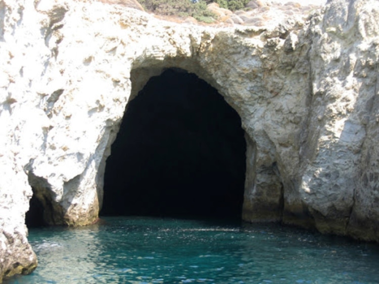 Πέντε εντυπωσιακές θαλασσοσπηλιές της Ελλάδας4