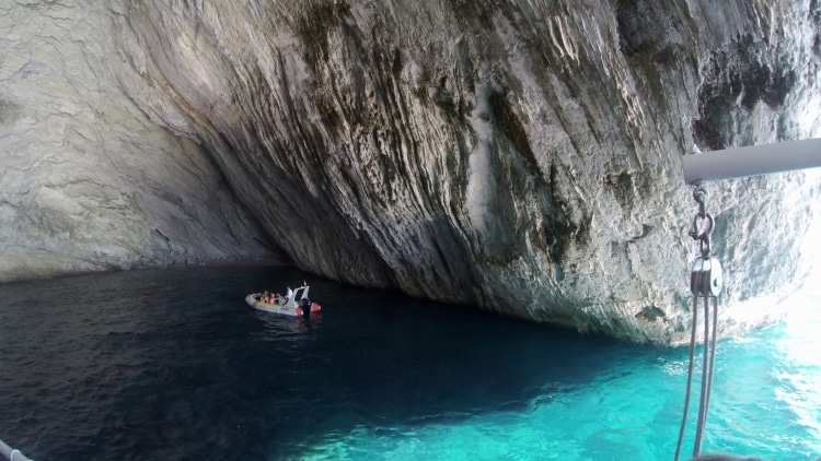 Πέντε εντυπωσιακές θαλασσοσπηλιές της Ελλάδας1