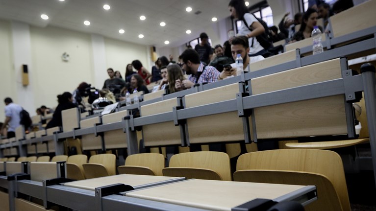 Πώς θα ανοίξουν σχολεία και πανεπιστήμια: Τι θα ισχύει με εμβολιασμούς και Selt Tests