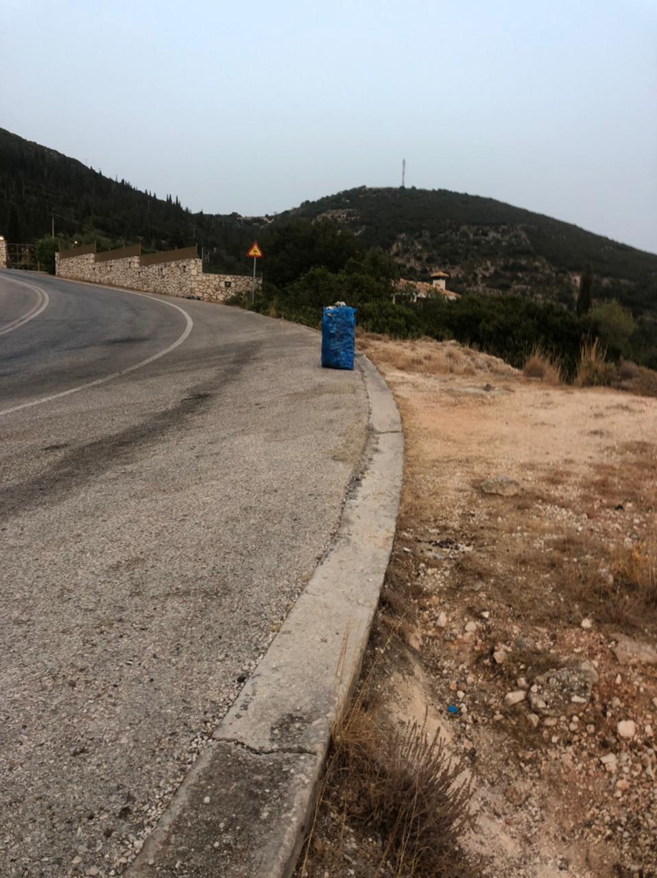Σκουπιδότοπος ο δρόμος του Αγίου λίγες ημέρες πριν τη μεγάλη γιορτή [εικονες]