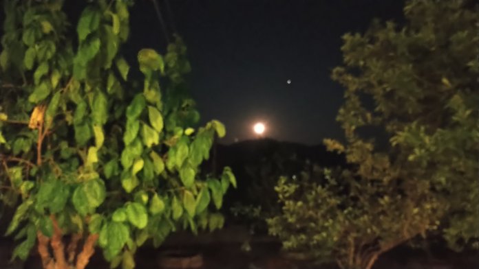 Υπέροχη η Αυγουστιάτικη πανσέληνος στον ουρανό των Πουλάτων [εικόνες]