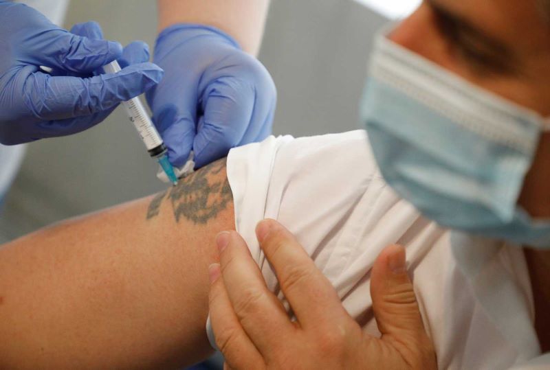 Υποχρεωτικός εμβολιασμός: Τι προβλέπεται για τους ανεμβολίαστους εργαζόμενους – Η διαδικασία για τη δήλωση στο ΕΡΓΑΝΗ