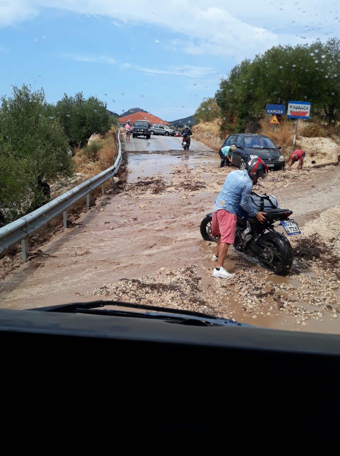 Η βροχή κατέβασε φερτά υλικά στην Καρούζα [εικόνες]