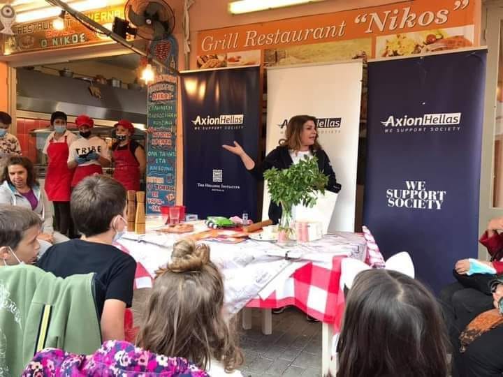 Η Αργυρώ Μπαρμπαρίγου δίνει μαθήματα μαγειρικής στην Ιθάκη