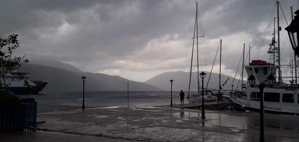 Η “Αθηνά” έφερε βροχές, ανέμους, αλλά και… πολυκοσμία στη μαρίνα της Σάμης! [εικόνες]