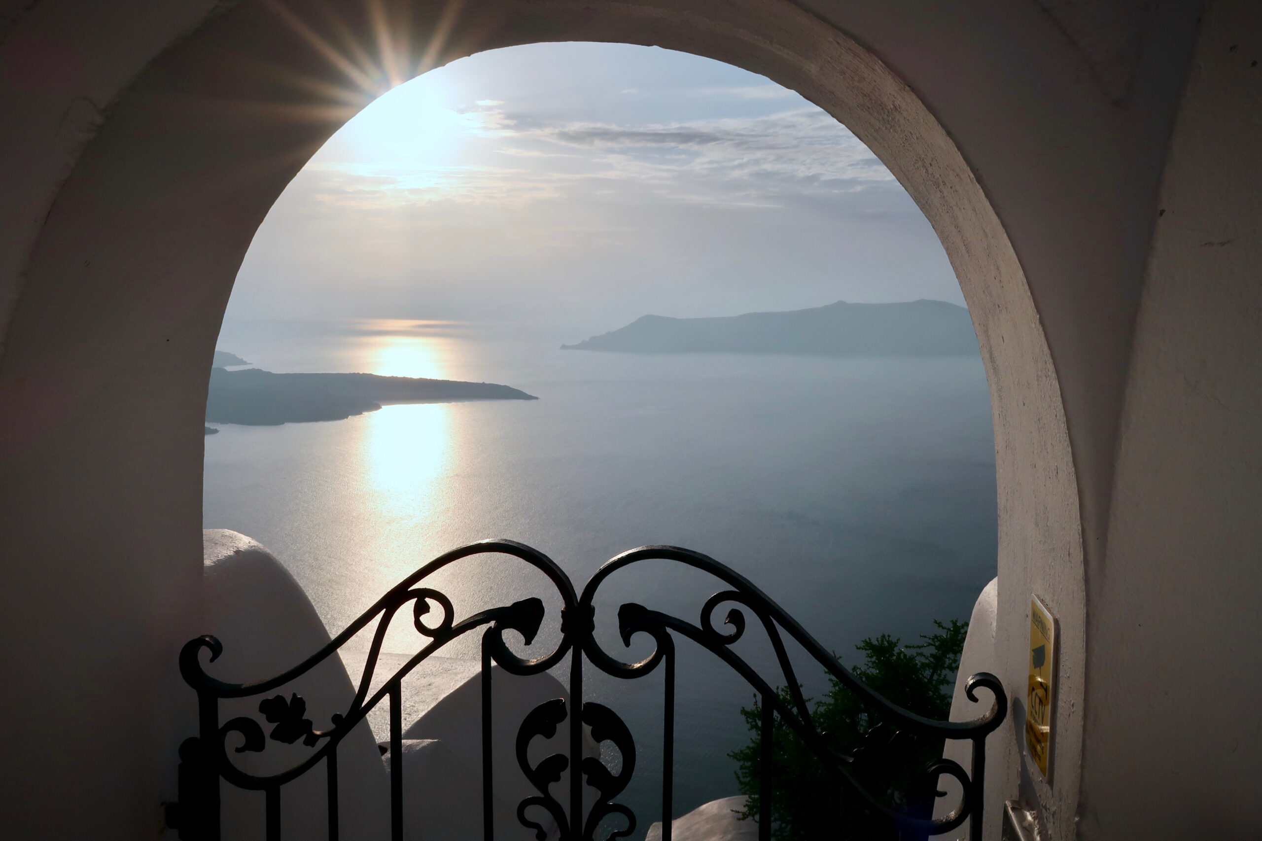 Η ΣΑΝΤΟΡΙΝΗ ΣΤΗ ΓΟΗΤΕΙΑ ΤΟΥ ΦΘΙΝΟΠΩΡΟΥ
