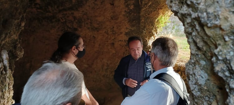 Μαζαρακάτα: Επίσκεψη στον Θολωτό Τάφο ο Πρόεδρος και Στελέχη του Φορέα Διαχείρισης Αίνου με τους αξιολογητές της UNESCO