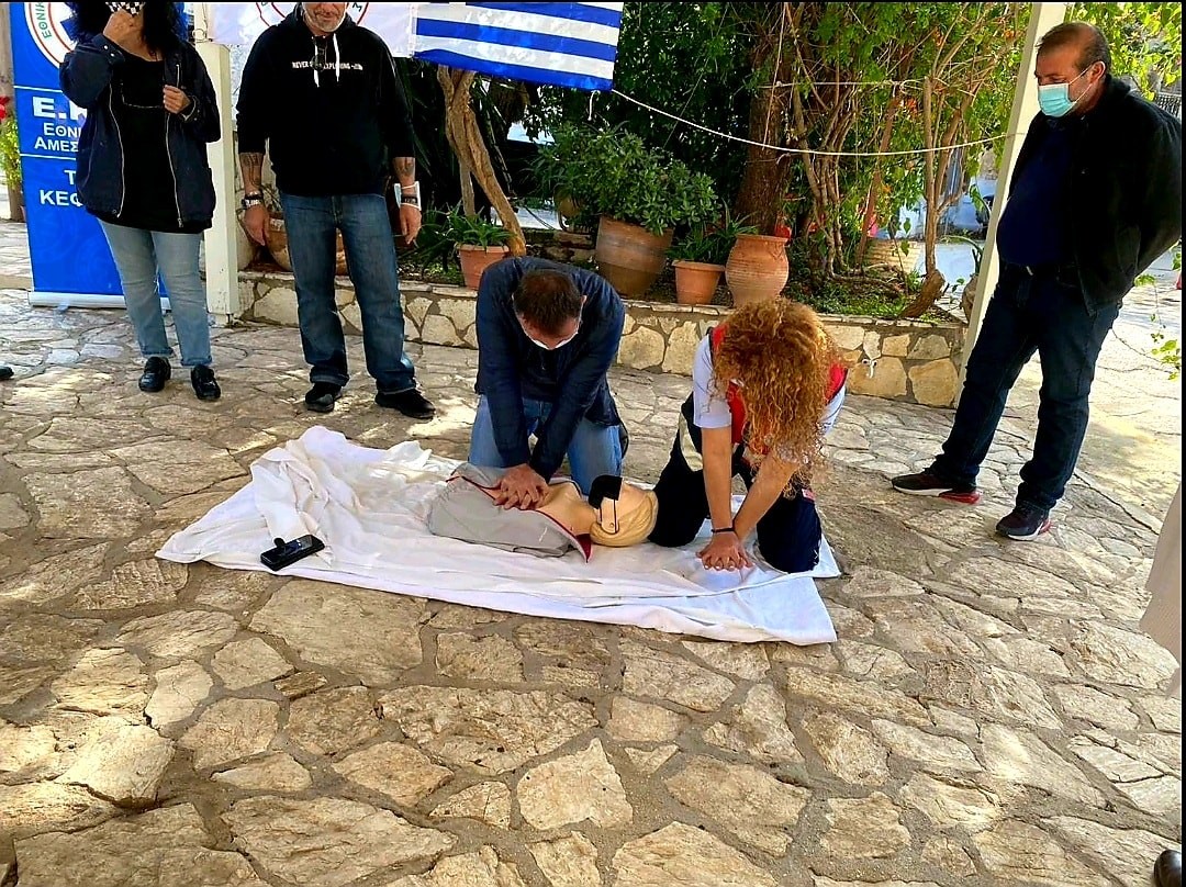 Με αφορμή την δωρεά και τοποθέτηση ενός Αυτόματου Εξωτερικού Απινιδωτή, πραγματοποιήθηκε σήμερα στην Άσσο σεμινάριο Ά Βοηθειών