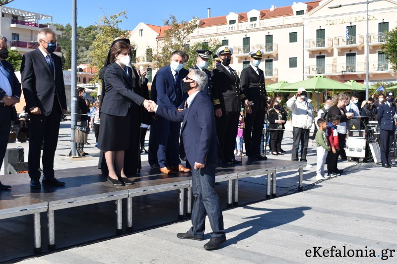Με σύμμαχο τον καλό καιρό η μαθητική παρέλαση στο Αργοστόλι – Η πρώτη μετά από σχεδόν δύο χρόνια [εικόνες +βίντεο]