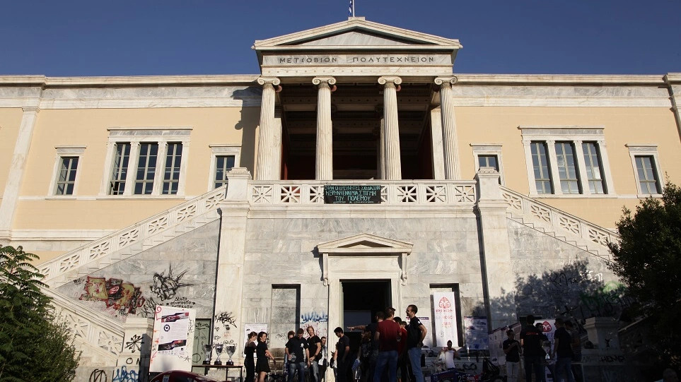 Πήγαν να χτίσουν αυθαίρετο μέσα στο Πολυτεχνείο! – Το ξήλωσε η Αστυνομία