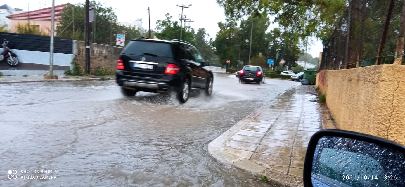 Πλημμυρισμένοι οι δρόμοι του Αργοστολίου εξαιτίας της βροχής [εικόνες]