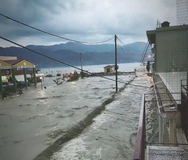 Σοβαρά προβλήματα από την κακοκαιρία στο Ληξούρι  Προσπάθεια απεγκλωβισμού αυτοκινήτου