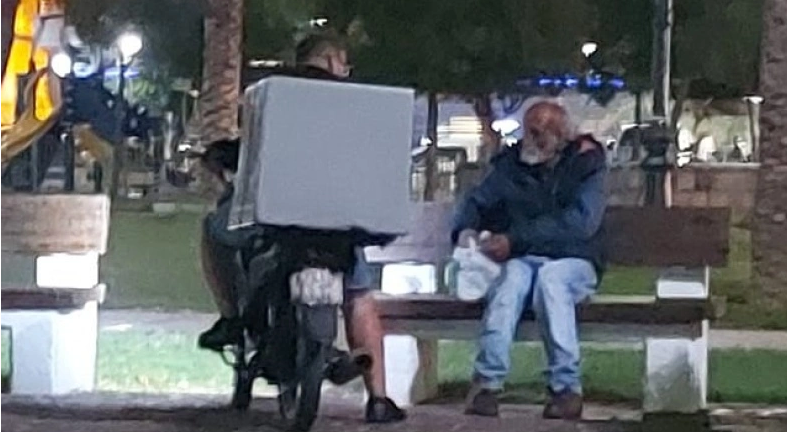 Τα Social Media αποθεώνουν τον ντελιβερά που έδωσε φαγητό σε άστεγο