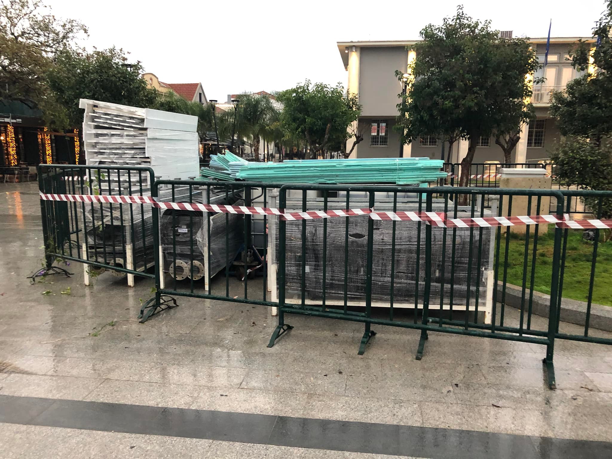 Αλλάζει όψη τo Αργοστόλι τα Χριστούγεννα -Ξεκίνησε να στήνεται το παγοδρόμιο [εικόνες]