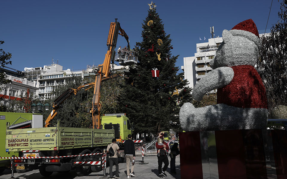 christoygenna-2021-stolistike-to-christoygenniatiko-dentro-sto-syntagma-eikones2