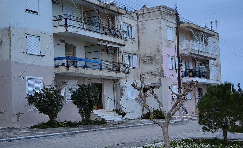 Επιτέλους ξεκινά η κατεδάφιση 153 επικίνδυνων ετοιμόρροπων χτισμάτων από τους σεισμούς του 2014