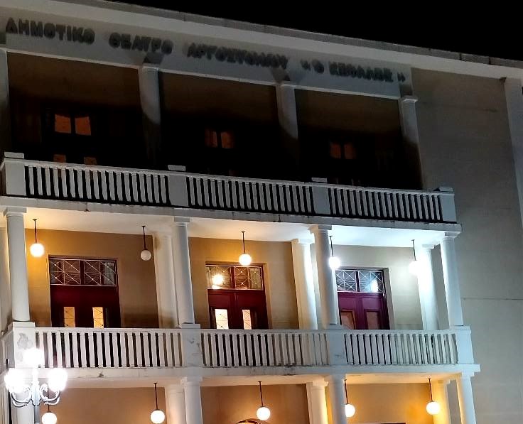 Η χθεσινή εικόνα του Θεάτρου Αργοστολίου δεν αρμόζει γι’ αυτή την τόσο σημαντική συναυλία -Όλα λάθος με την εξωτερική εικόνα