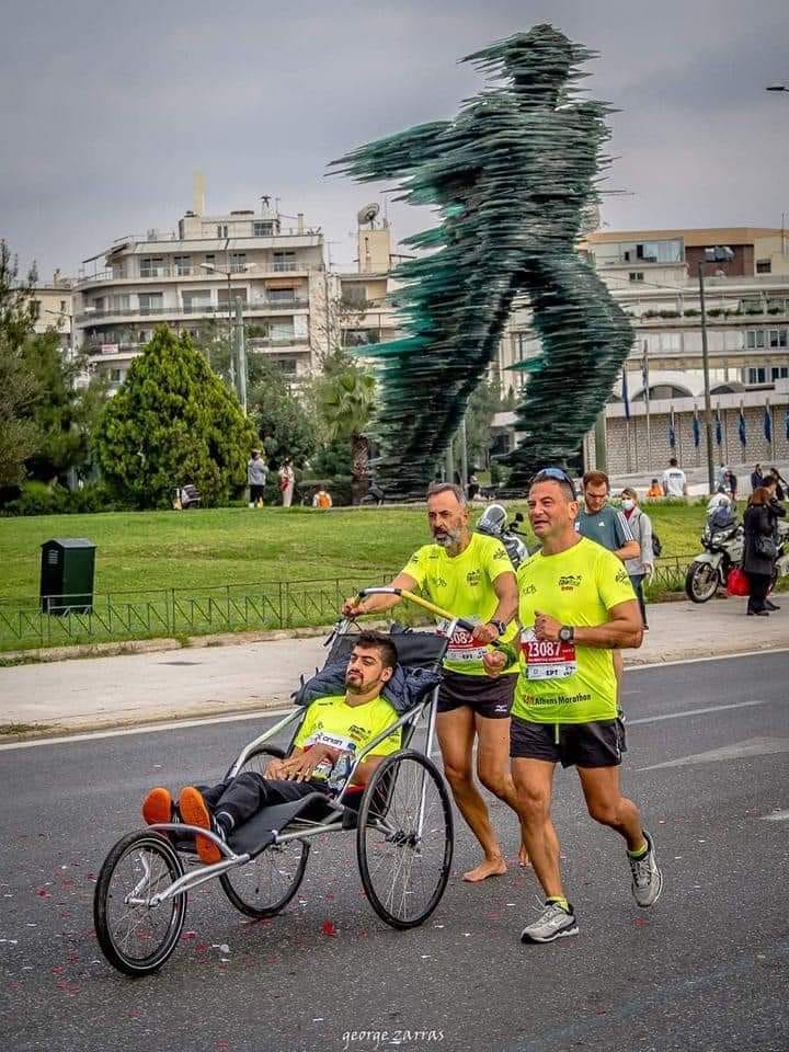 Η πιο μεγαλειώδης στιγμή του χθεσινού μαραθώνιου δρόμου ανήκει σε έναν Κεφαλλονίτη