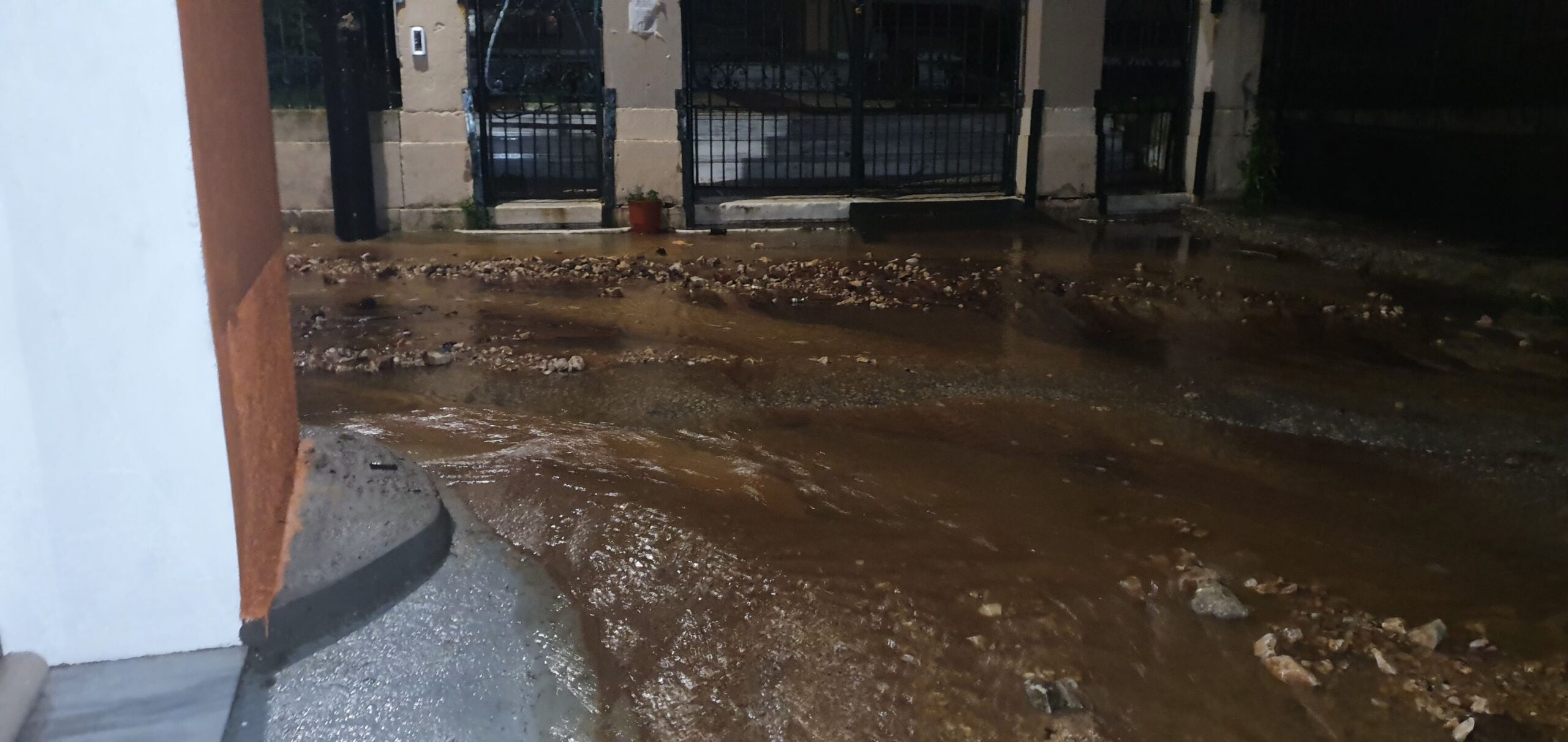 Και νέα καταστροφική βροχόπτωση στην Ιθάκη -Λάσπη και φερτά υλικά στους δρόμους -Κλειστό το δημοτικό σχολείο στο Βαθύ [εικόνες]