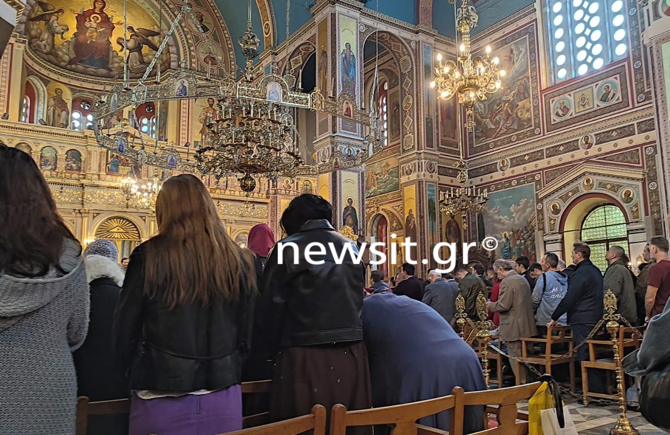 Κορωνοϊός – Νέα μέτρα στις εκκλησίες: Ουρές, συνωστισμός και «αντίο» μάσκες